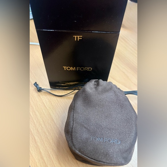 Tom Ford Traceless Touch Foundation SPF 45 Satin-Matte Compact +1 Refill-14 Bone - Picture 3 of 5
